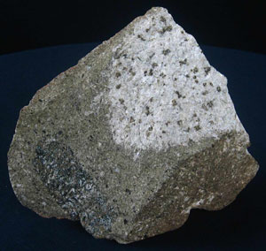 * 圖說：蘭嶼花崗岩包體 Granitic xenolith* 智財權：國立自然科學博物館