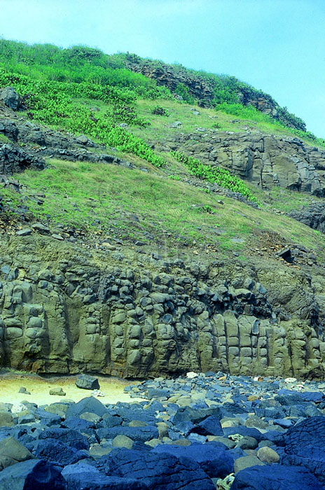 * 圖說：圖12.西嶼東岸內垵—小頭角間出露三層玄武岩，可能為澎湖地區最上部之熔岩。* 作者：莊文星