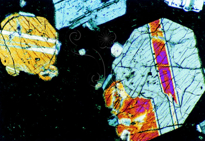 * 圖說：圖4.顯微鏡下竹子山亞群兩輝安山岩。兩輝安山岩在正交偏光顯微鏡下的景觀，白色至灰色者皆為斜長石(pl)，其中多數具有雙晶條紋和環帶結構。黃色呈八角狀斷面者是普通輝石(au)，散布在細緻的微晶質石基中。* 作者：莊文星