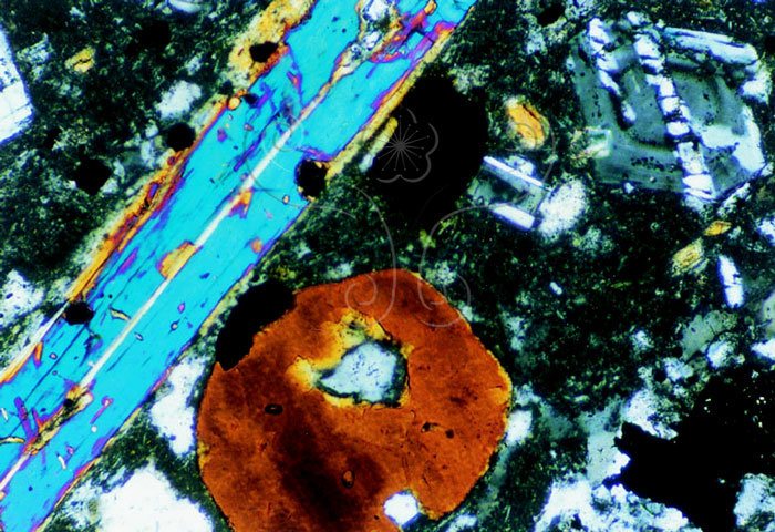 * 圖說：圖6.丁火朽山亞群下部含黑雲母角閃安山岩之顯微鏡照片。安山岩以含橄欖綠色的角閃石(Hb)與棕色黑雲母(B)為特徵。* 作者：莊文星
