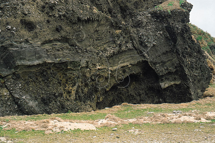* 圖說：圖4. 正斷層，綠島火山碎屑岩與凝灰岩，有小的正斷層錯動。* 作者：莊文星