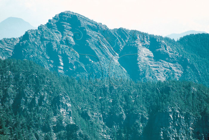 * 圖說：圖4. 品田山由褶皺與斷層組合而成的石英岩山峰，登頂要有一番能耐。* 作者：莊文星