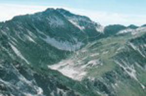 * 圖說：圖2. 南湖東峰主要由灰黑色板岩構成，西側細長的圈谷範圍大，稱上圈谷。* 作者：莊文星