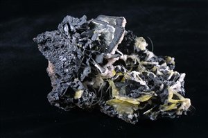* 圖說：鉬鉛礦片狀晶體的表面被黑色針鐵礦所覆蓋。* 作者：洪誌楀拍攝* 智財權：國立自然科學博物館