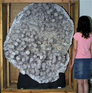 * 圖說：圖1.產自巴西的巨大水晶晶洞。* 作者：洪誌楀拍攝* 智財權：國立自然科學博物館