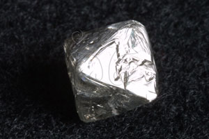 * 圖說：
				鑽石晶體呈八面體