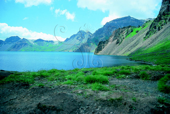 * 圖說：
				圖2.我國東北吉林省長白山山頂天池之火山口湖