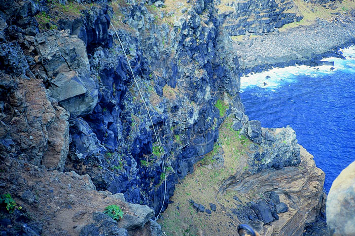 * 圖說：
				圖3.彭佳嶼東岸標準剖面由底層凝灰質集塊岩與上覆之玄武岩層構成，凝灰岩往南逐漸增厚。