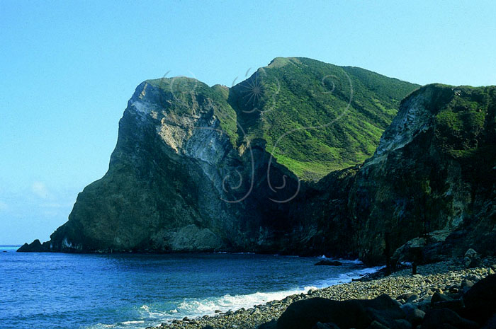 * 圖說：
				圖2.龜山島龜頭，由層狀集塊岩構成。