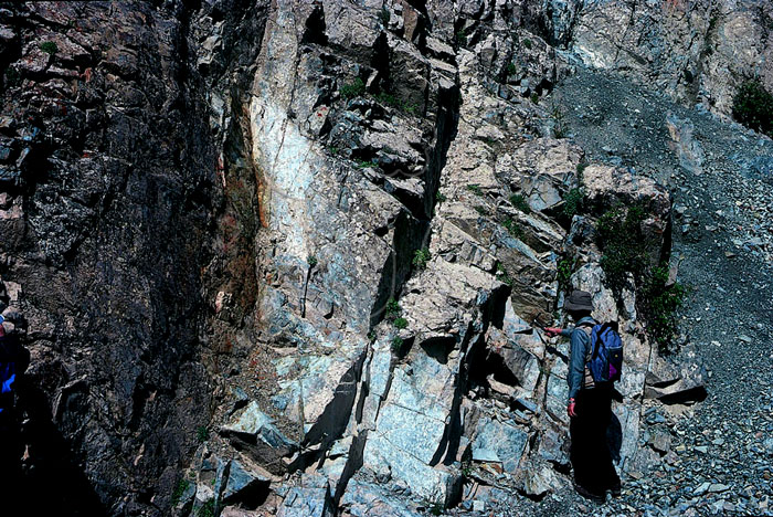 * 圖說：
				圖4.中國西北甘肅祁連山脈推測屬洋脊構造區之玄武岩岩牆