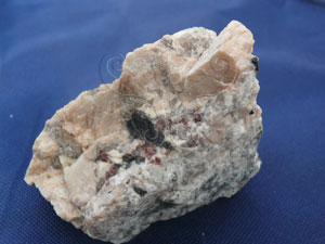 * 圖說：
				圖1.偉晶岩（正長石、斜長石、石英、黑雲母、石榴子石），產地：金門大安採石場。