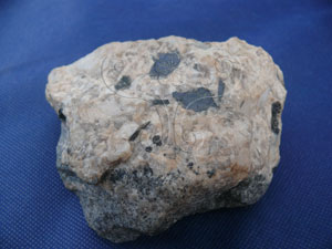 * 圖說：
				圖4.偉晶岩（黑雲母），產地：金門英坑。