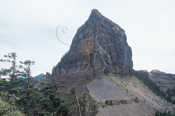* 圖說：
				圖14. 厚層石英岩與硬頁岩夾石英岩層所形成之大霸尖山疊狀地形