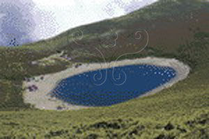 * 圖說：
				圖1. 嘉明湖全景。是否為隕石撞擊地面所產生，尚待進一步之研究。