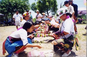 知本部落小米收穫祭時，婦女比賽編花環。（陳玉苹攝）