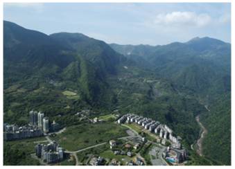 圖1.磺溪及其上游旁噴蒸氣、噴硫氣之八煙溫泉地熱區與亞洲台北山城鄰近區域空拍圖。 