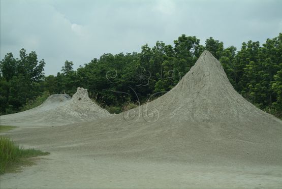 圖3. 烏山頂錐狀泥火山(20100630拍攝)。