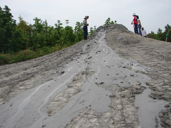 圖5. 烏山頂正在噴泥中之泥火山(20060430拍攝)。
