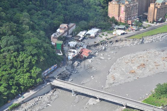 圖14. 莫拉克颱風災後，臺東知本溪倒塌金帥大飯店 臨近區域空照圖。 
