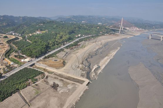 圖26. 災後高屏溪斜張橋 (20091214拍攝)，九如─ 佛光山段河堤潰決氾濫成災。