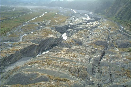 圖6.大安溪新峽谷自然景觀。為沿逆衝斷層抬升隆起帶岩體之節理裂隙，侵蝕發育而成的侵蝕河谷。