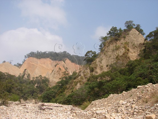 圖2. 火炎山礫岩惡地易山崩滑坡，多石頭河，豪雨時節易產生土石流災害。
