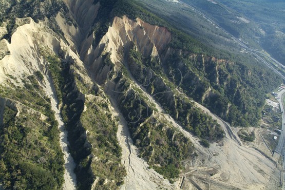 圖5. 火炎山頭嵙山礫岩惡地易崩塌，地質極不穩定。