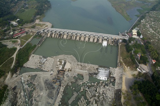 圖1.石岡水壩。九二一地震毀壞南側閘門後經修復之石岡壩空照圖。