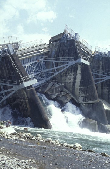 圖2.921地震地表破裂切過石岡壩，造成北側閘門嚴重破壞。南側抬升9公尺，北側2公尺，兩側高低落差達7公尺，致使壩體斷裂毀壞。