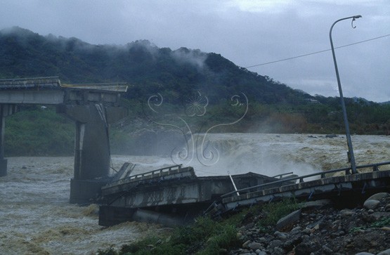 圖4.埤豐瀑布2001年桃芝颱風大雨大甲溪河水暴漲沖刷情形。