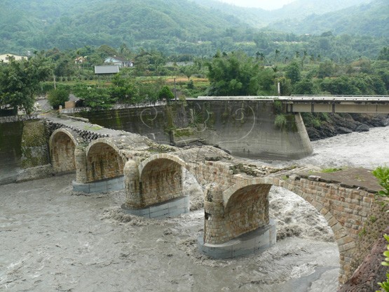 圖2. 2004年敏督利颱風豪雨溪水暴漲糯米橋橋面重創。