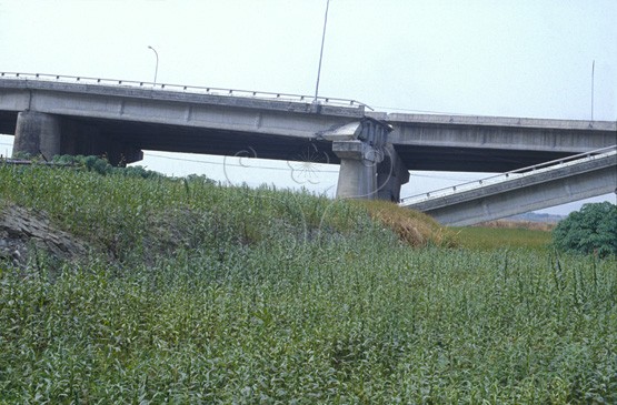 圖13. 921地震斷層破裂切過烏溪橋造成橋樑毀壞，鄰近區域之烏溪河床大為改變。