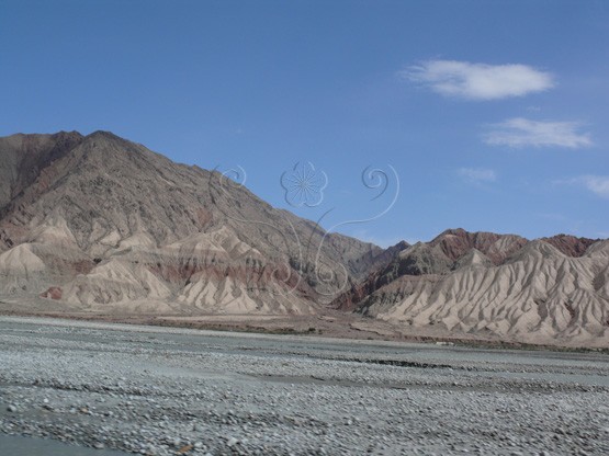 圖6. 南疆喀什一帶紅色岩層中，有時亦呈現紅白相間的懸崖的雅丹地貌風光。