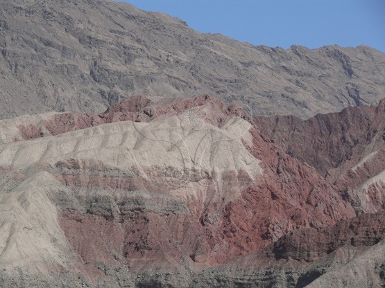 圖7. 南疆喀什一帶紅岩地層似雅丹地貌，紅白交雜之色彩，景致奇異。