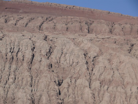 圖10. 火焰山頂斜、身陡、麓緩的大地，因乾旱植生不易，形成紅岩地層的惡地。