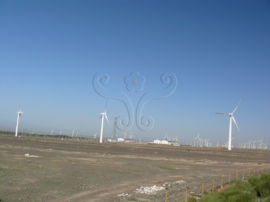 圖15. 烏魯木齊新十景—達坂城風景區風力發電廠，為南疆強風乾燥、氧化沙漠環境的寫照。