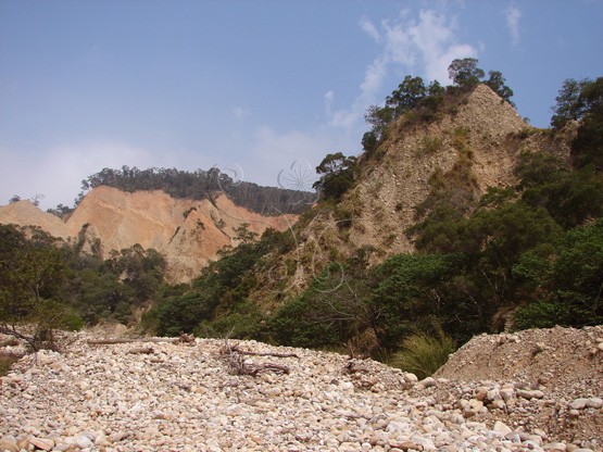 圖11. 火炎山尖禿的礫岩惡地易造成山崩滑坡，多石頭河，豪雨時易產生土石流災害。