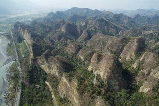 圖2. 十八羅漢山為橫看成嶺側成峰，遠近高低各不同的礫岩惡地。