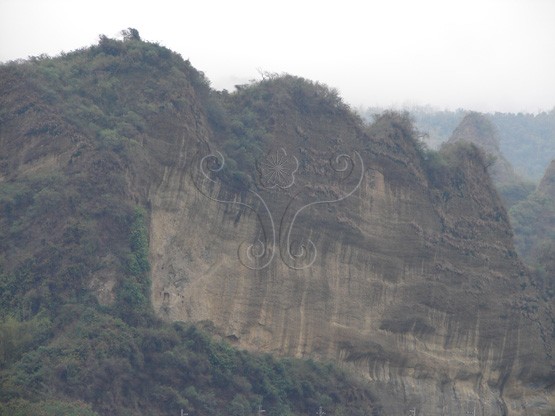 圖3. 十八羅漢山礫岩峭壁經雨水淋蝕形成一道道白色水流痕跡，仿如福建武夷山仙人曬布之地貌風光。