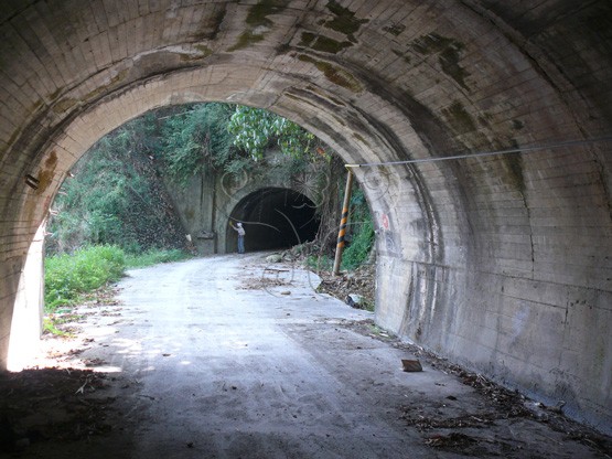 圖6. 日本治理臺灣時期修建的第一至第五號隧道，均有水泥襯砌，除第五號隧道局部坍塌毀損外，均完整可用，目前已移作防空避難處。