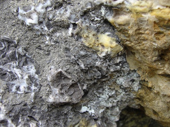 圖10. 石英岩滾石巨礫多石英岩脈及黑色硫化鐵之礦石。