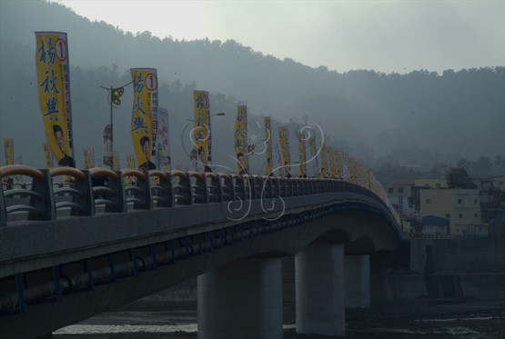 圖15. 重建後通車的六龜大橋（拍攝日期：2010年11月17日），時逢五都選舉，大橋兩側掛滿競選旗幟。