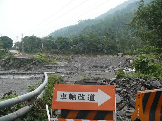 圖24. 三合村八八水災災情慘重，雖經一年多的災後重建，仍見車輛改道，交通受阻。