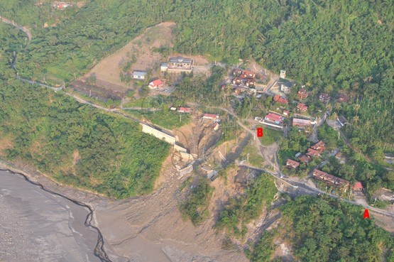 圖21. 不老溫泉聚落，其聯外的高133道路(A)因莫拉克颱風損毀，改行上面之便道(B)。