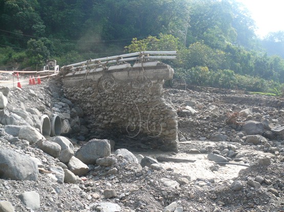 圖6. 南橫公路莫拉克颱風時毀壞之炳才橋及搶修後通車之臨時便道。
