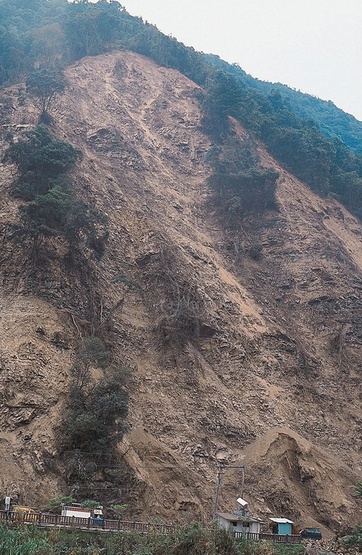 圖7.地震造成埔里觀音瀑布風景區道路嚴重坍方，落石掩埋，瀑布幾乎成為伏流。