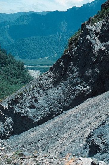 圖9.台灣溪流源頭多崩坍地，大量土石堆積為土石流的源頭發生部之溫床。