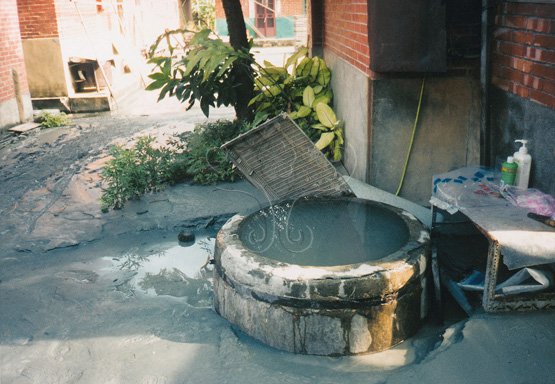 圖1.921集集大地震員林鎮崙雅里土壤液化嚴重，水井冒出泥水形如湧泉。
