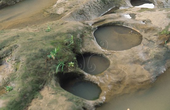 圖2.暖江橋畔之複式或聯合壺穴 