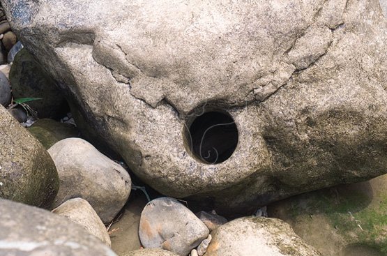 圖5.大華壺穴：滴水穿石所鑿穿岩塊之圓柱狀壺穴